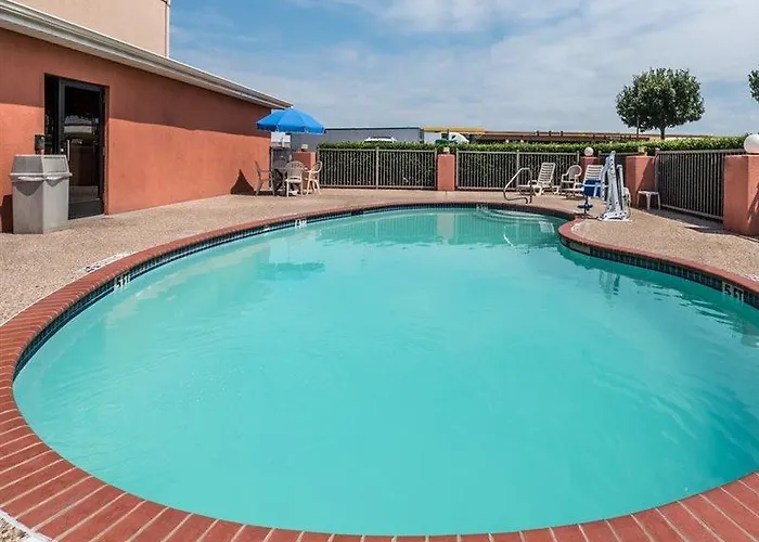 Super 8 By Wyndham Worth North 2*